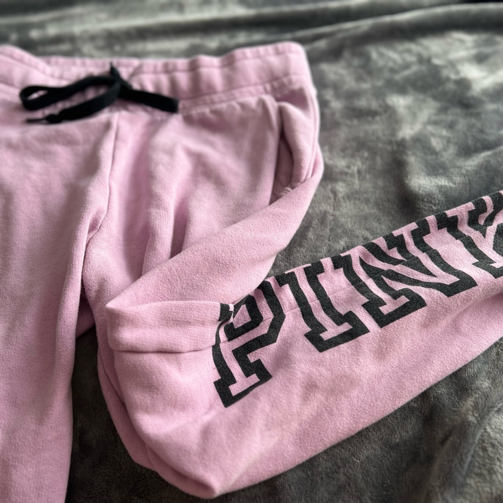 VICTORIA SECRET PINK SWEAT PANTS COLOR PINK Size small